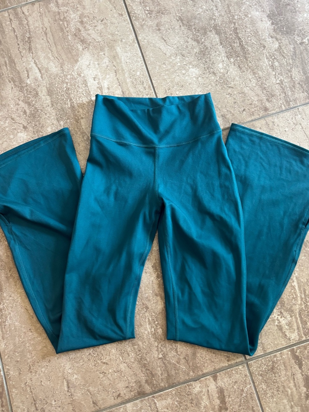 Gilly Hicks active recharge flare leggings